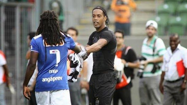 Ronaldinho defiende a un rival de insultos racistas