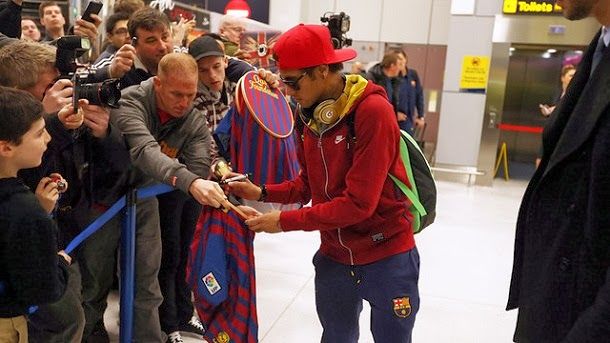 The fc barcelona already is in manchester to play against the city