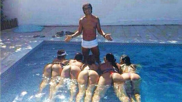 'ronnie' Speech on the photo with five girls in the swimming pool
