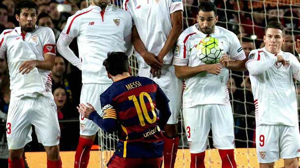 Messi lanzando la falta ante el Sevilla