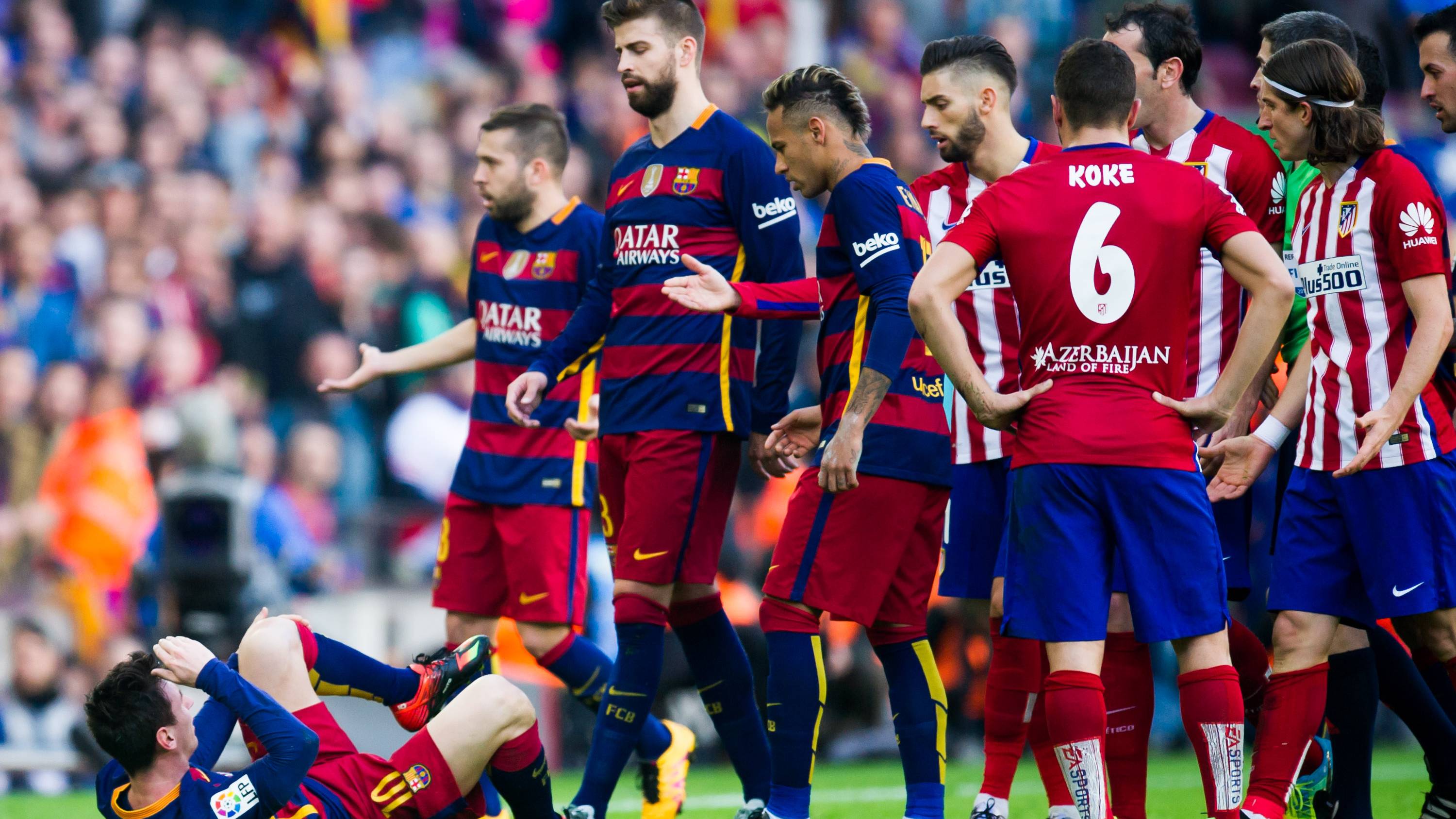Durísima entrada de Filipe Luis a Messi en el Camp Nou