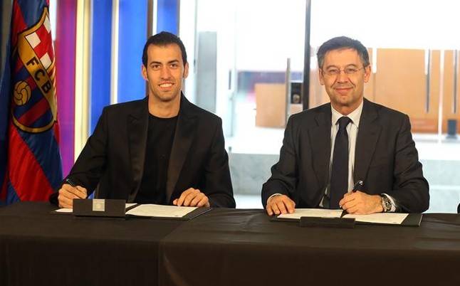 Sergio Busquets and Bartomeu, in a photography of archive
