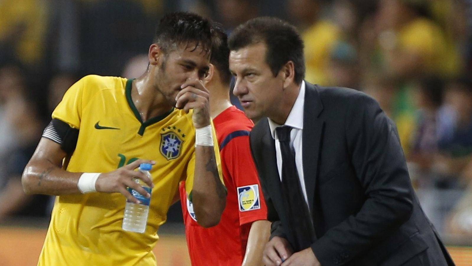 Neymar y Carlos Dunga durante un partido de Brasil