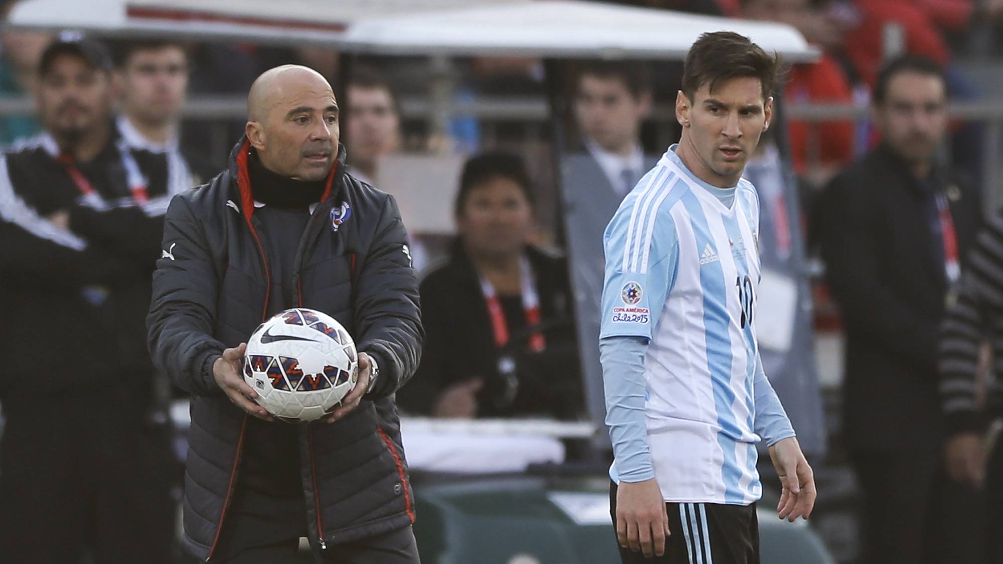 Jorge Sampaoli surrenders to the feet of his compatriot