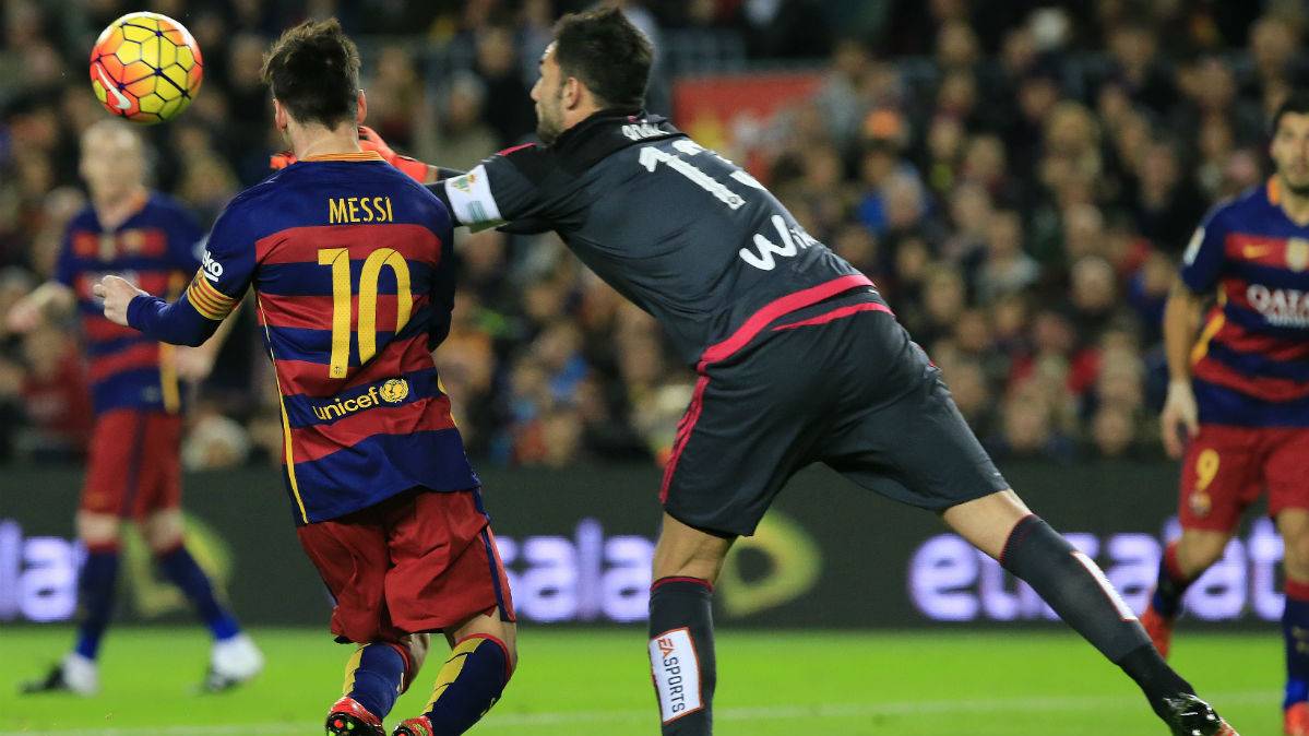 Adán, despejando un balón ante Leo Messi