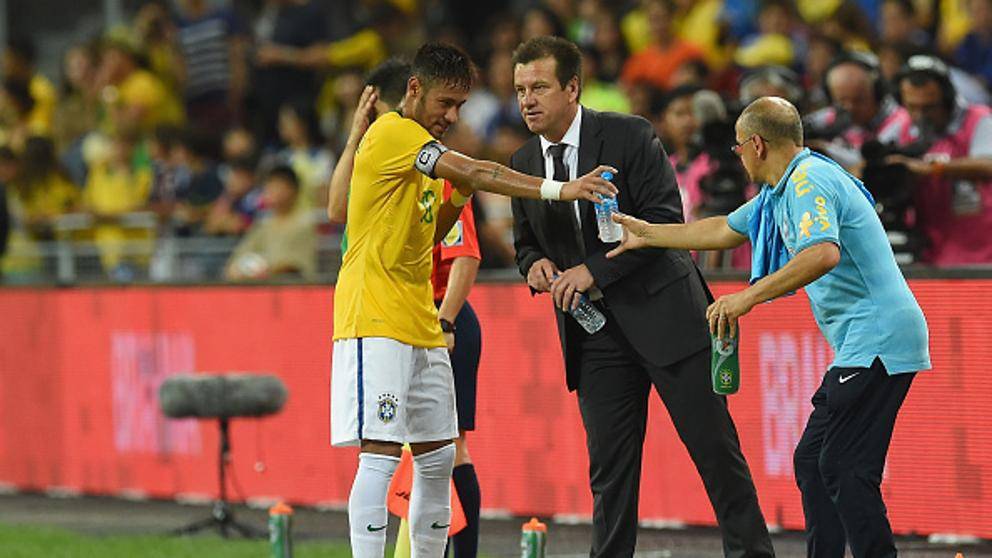 Neymar Júnior y Carlos Dunga durante un partido con Brasil