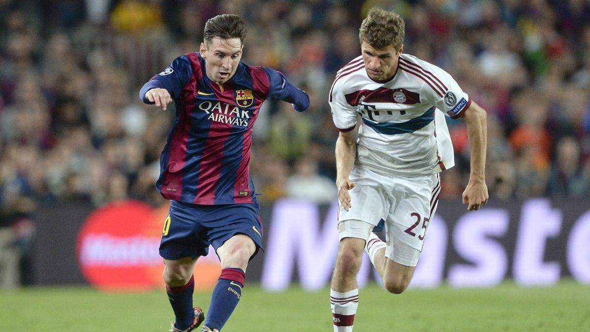 Müller, persiguiendo a Messi en un Barça-Bayern