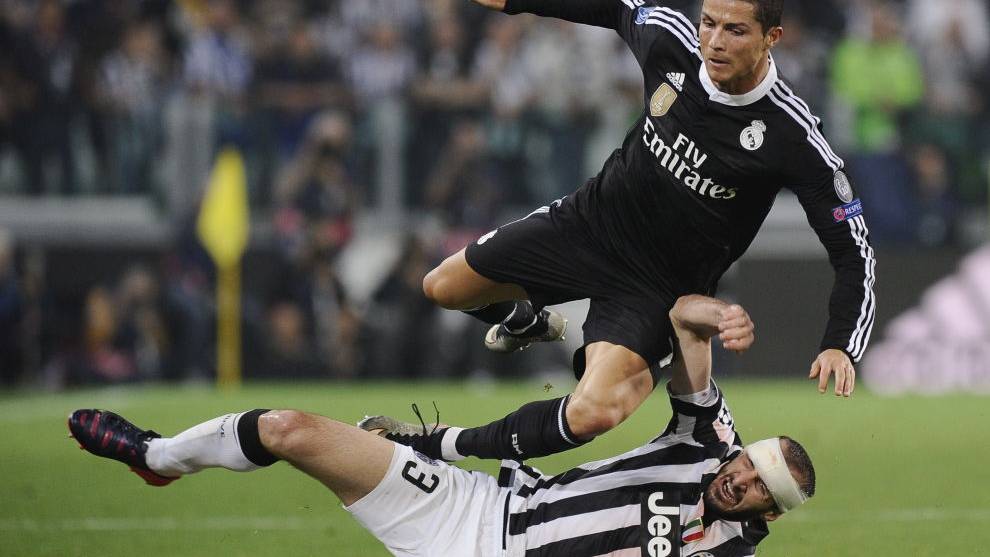 Chiellini en una acción sobre Cristiano Ronaldo en la semifinales de Champions
