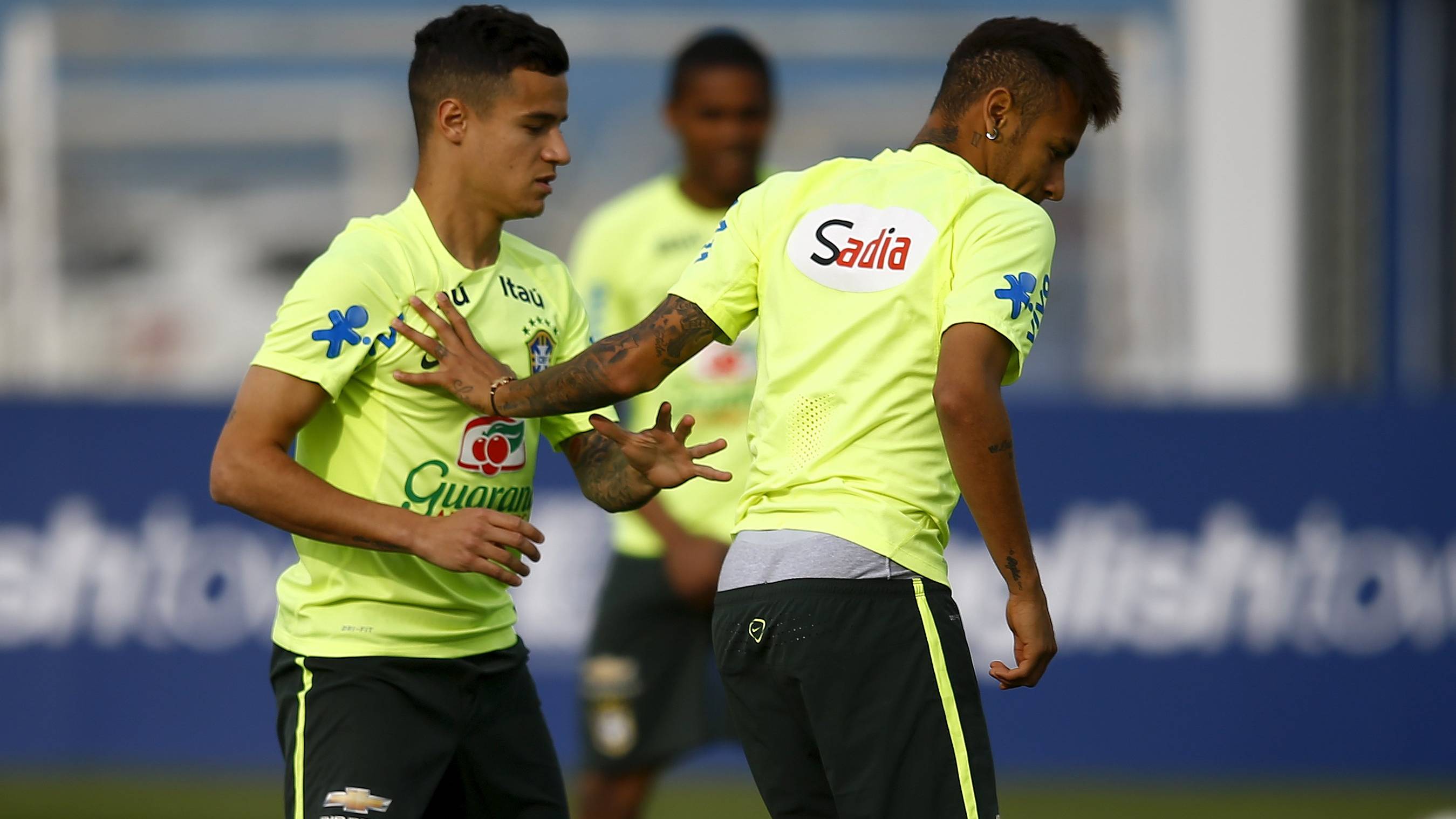Neymar, en un entrenamiento de Brasil con Coutinho