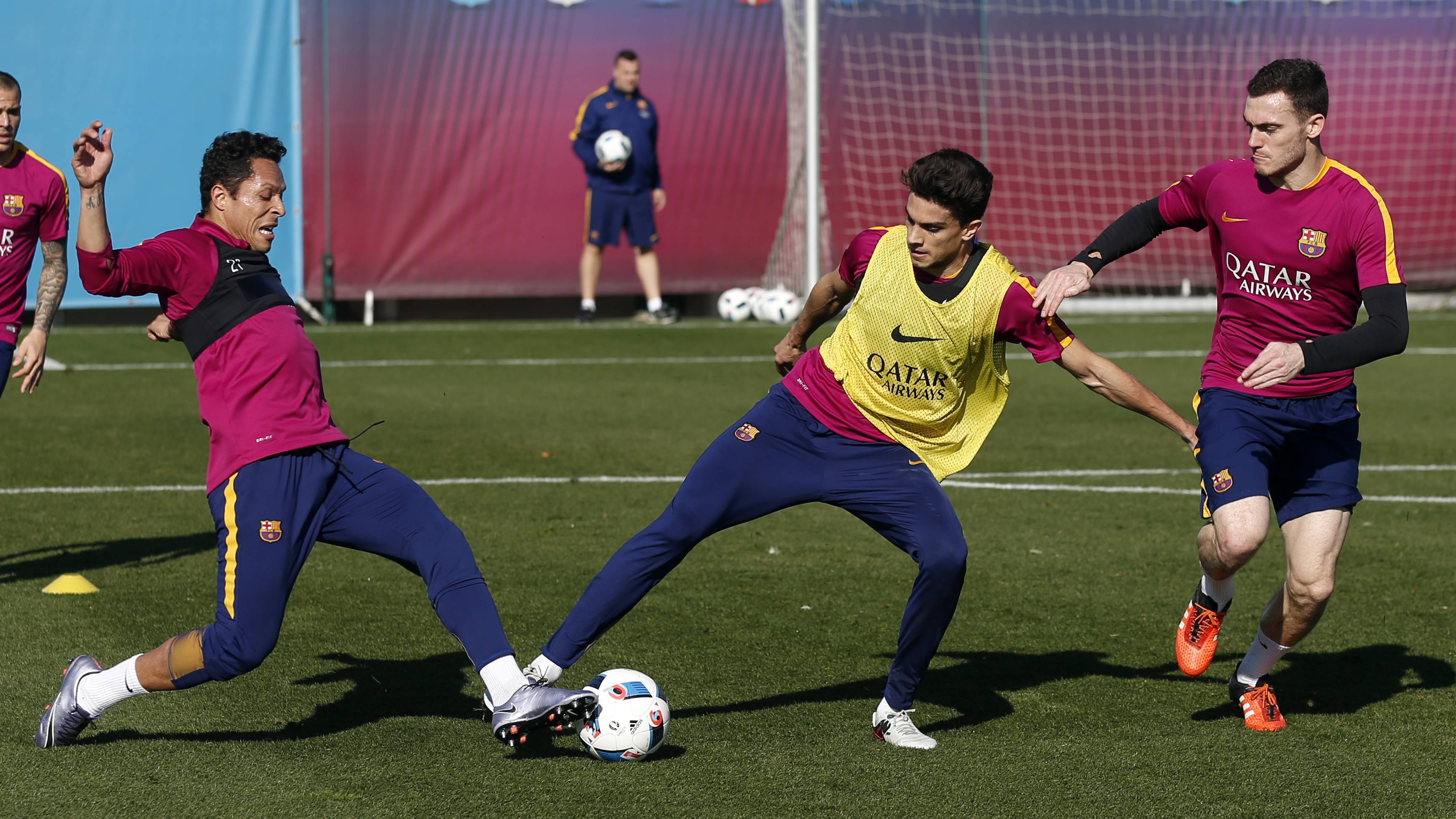 Adriano Correia y Marc Bartra durante un entrenamiento del FC Barcelona