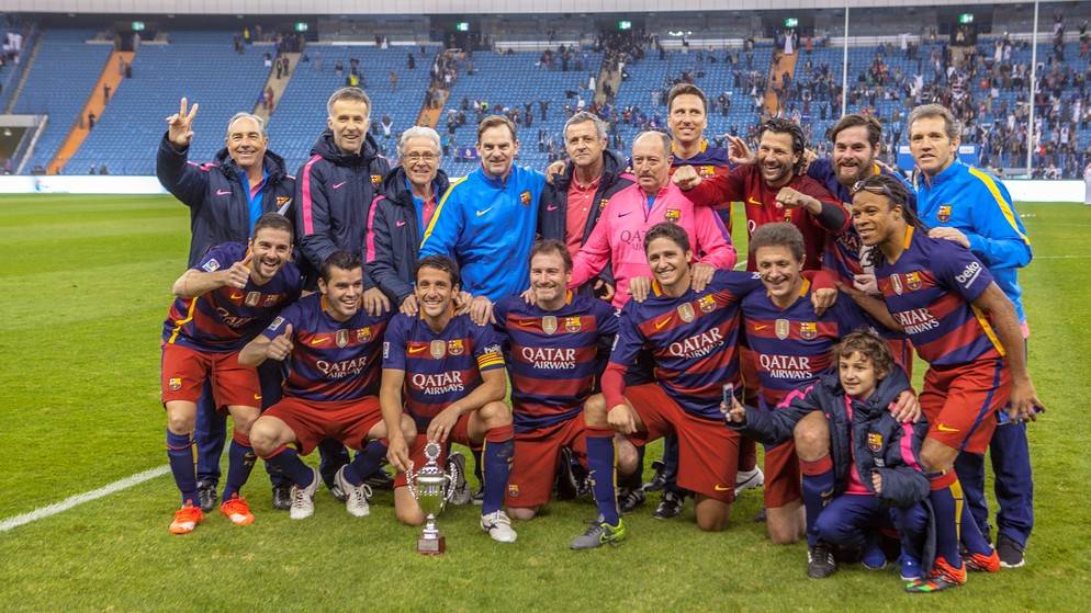 La Agrupación de Jugadores del Barça, tras ganar la copa del torneo disputado en Dubai