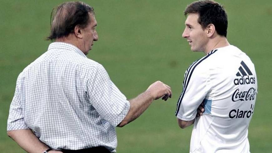 Bilardo, charlando con Leo Messi en una imagen de archivo