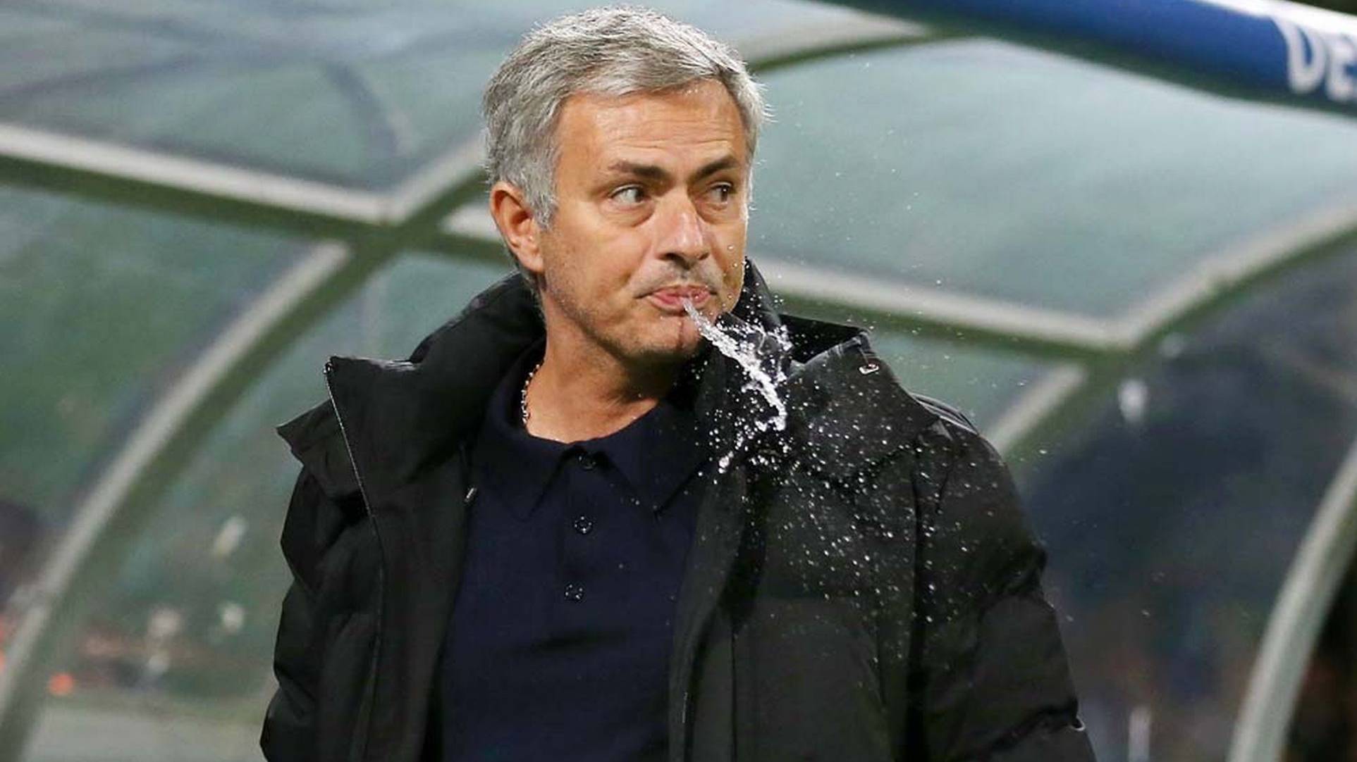 José Mourinho, escupiendo agua sobre el césped