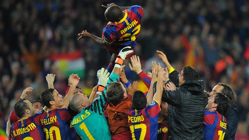 Éric Abidal, manteado by his mates when it surpassed the cancer