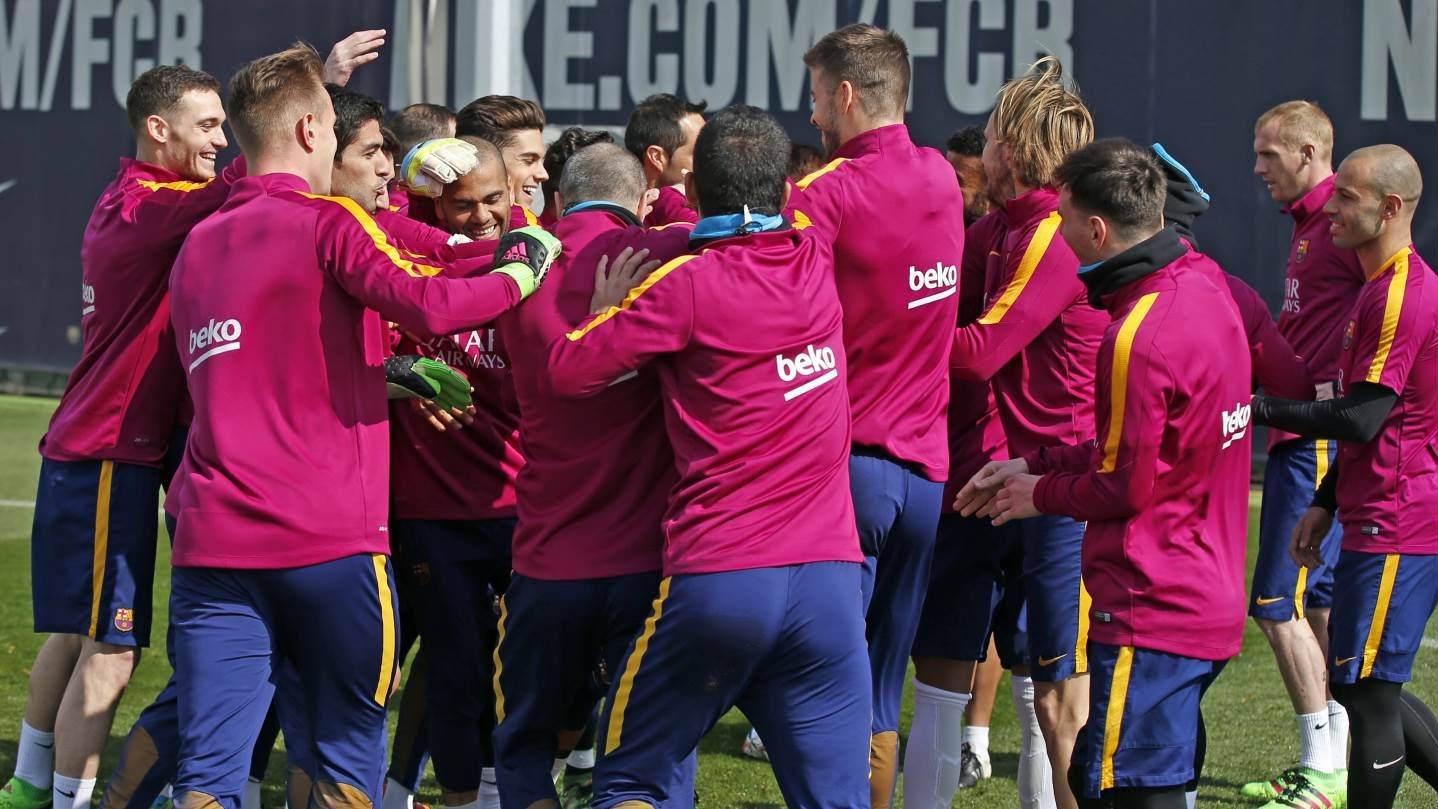 Los jugadores del Barça, haciendo piña en el entreno