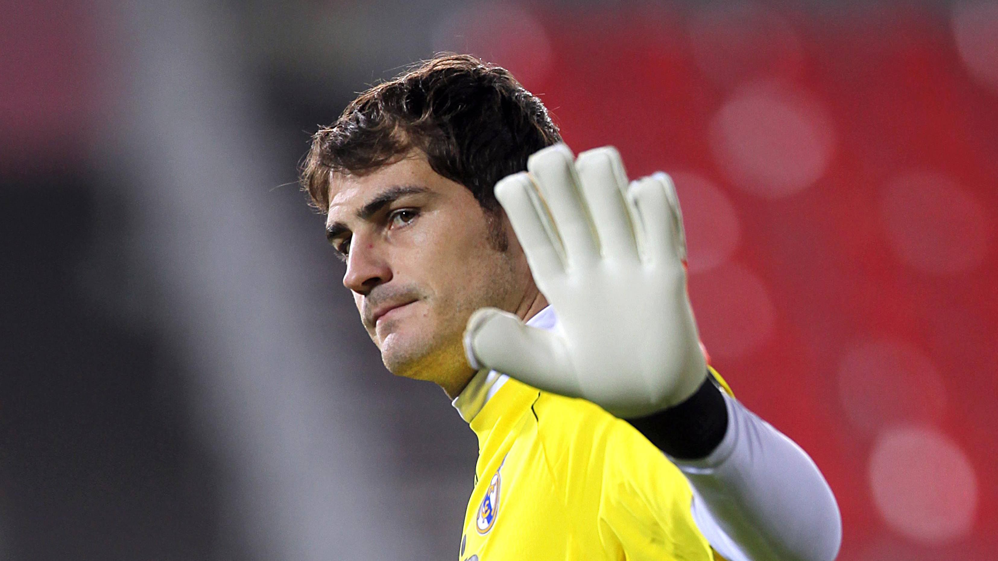 Iker Casillas, pidiendo perdón con la mano
