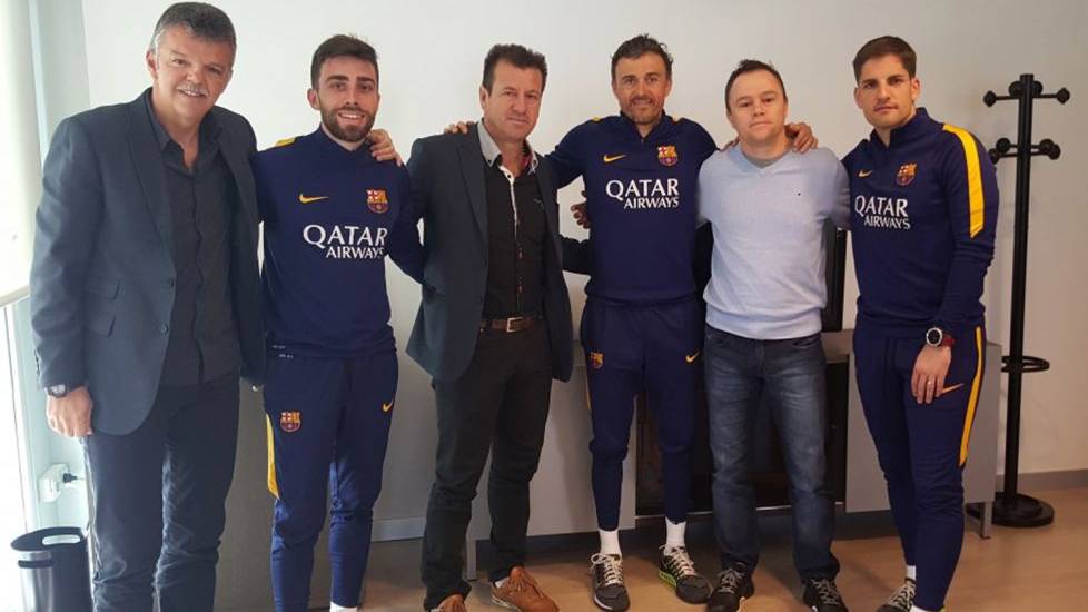 Parte del cuerpo técnico del Barça, posando con Dunga y miembros de la CBF