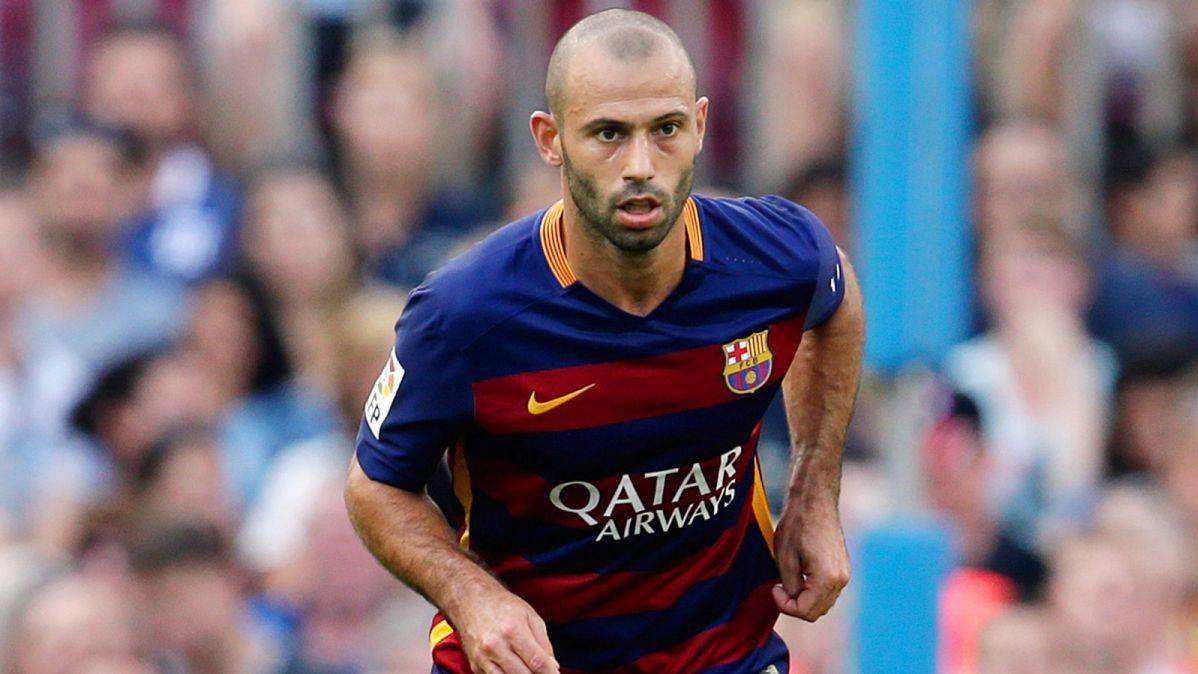 Mascherano, concentrado sobre el césped de Camp Nou