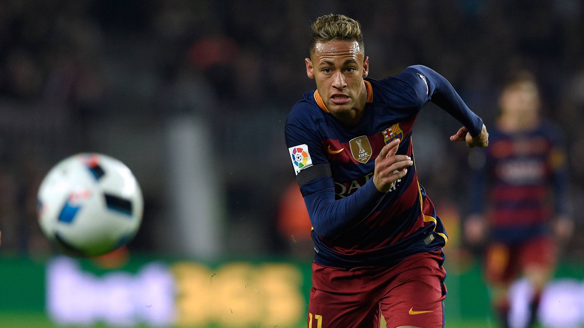 Neymar, disputando un balón en un partido de este curso