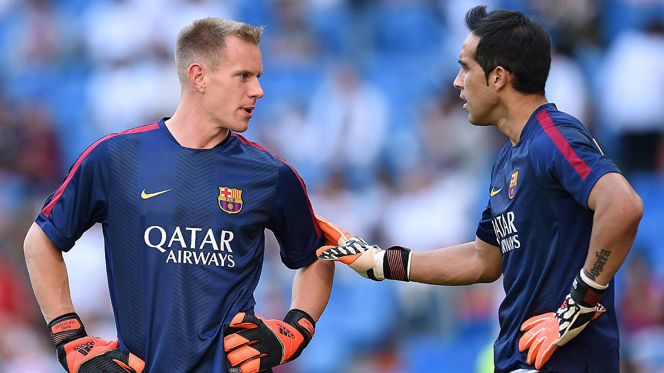 Ter Stegen, conversando con Bravo en un calentamiento