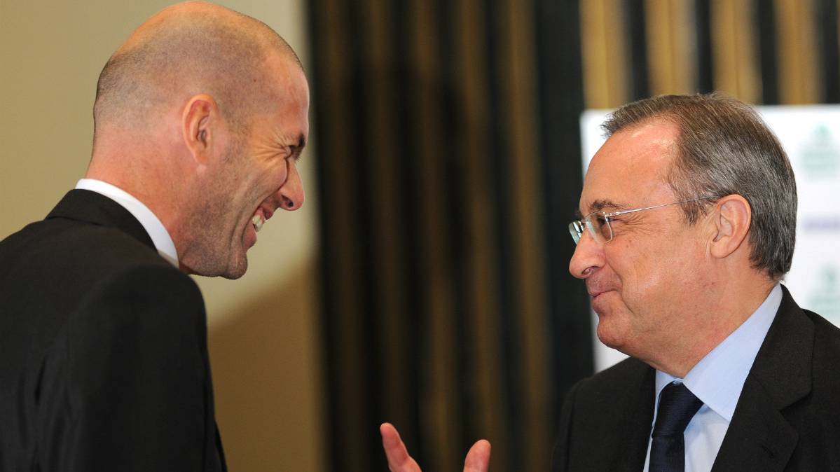 Florentino Pérez beside Zidane in a photo of archive