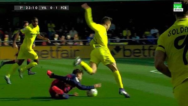 Clear hand of Gerard Hammered in front of the Villarreal