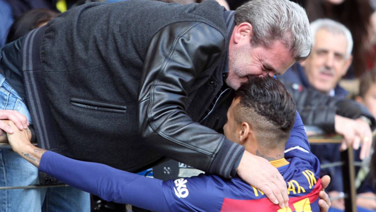 Neymar Embraced  to the father of Leo Baptistao before the party in Villarreal