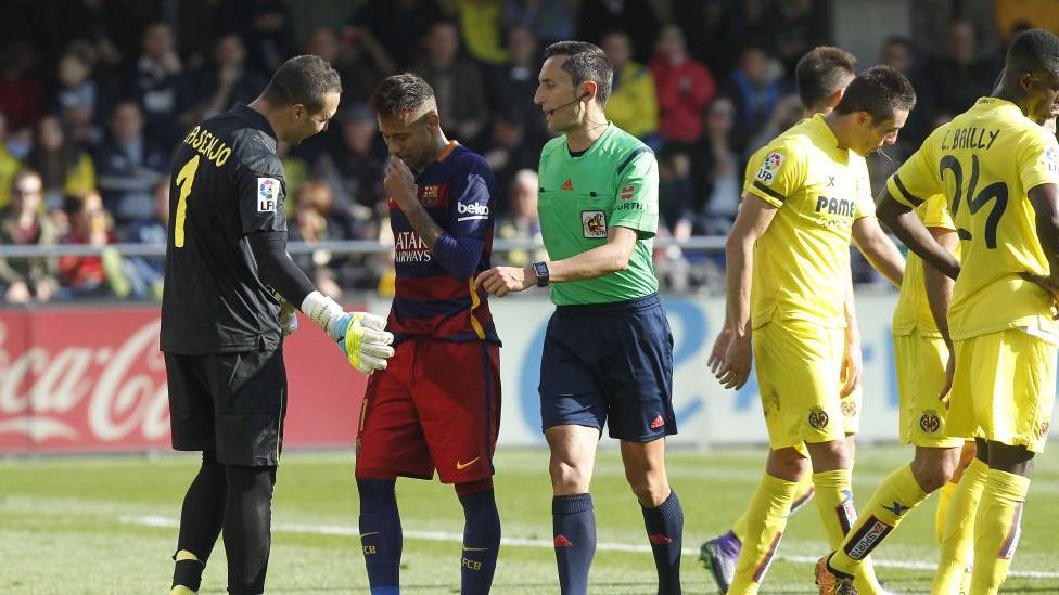 Neymar, before kicking the penalti against the Villarreal