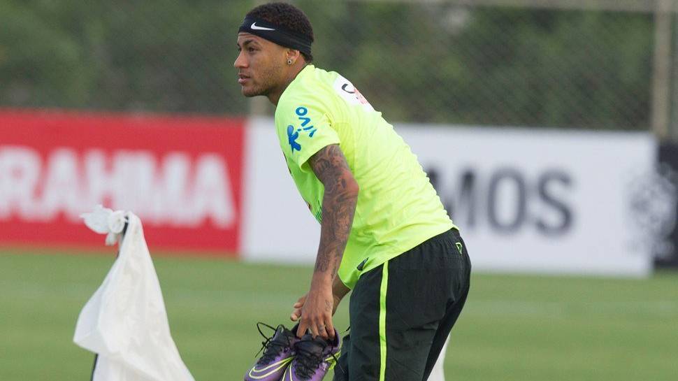 Fright of Neymar in a training of Brazil