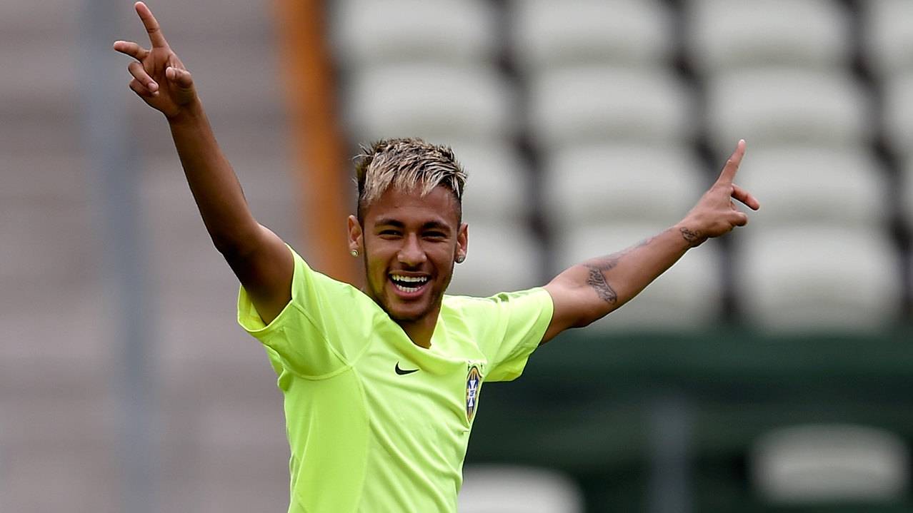 Neymar, sonriendo en un entreno con Brasil