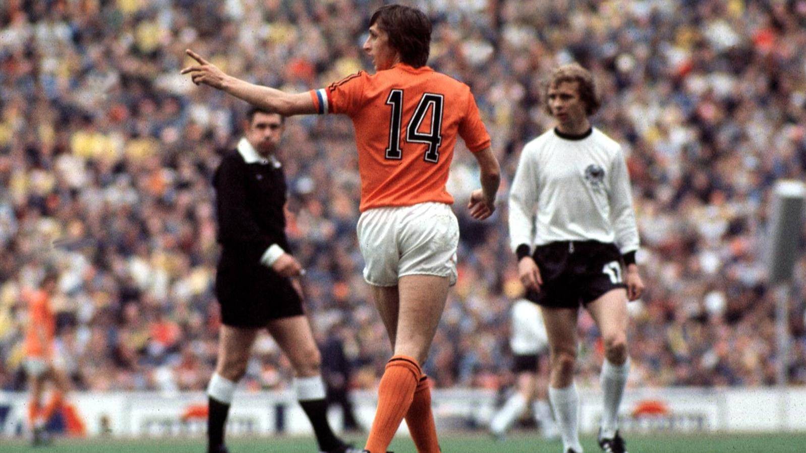 Johan Cruyff, in a party with the selection of Holland