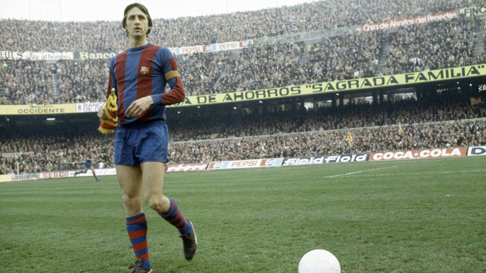 Johan Cruyff, tocando un balón con la camiseta del Barça