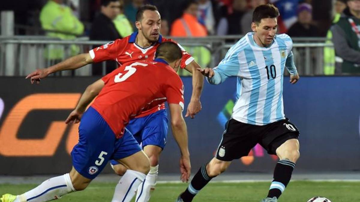 Leo Messi, sorteando a unos rivales chilenos con un regate