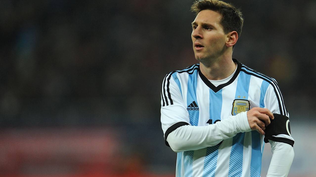 Leo Messi, with the T-shirt of Argentina