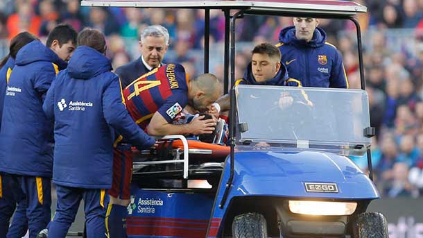 El centrocampista del fc barcelona se acercó a augusto cuando se iba lesionado para calmarle y darle un beso en la frente
