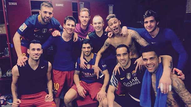 Los jugadores del fc barcelona celebraron la victoria ante el atlético de madrid en el vestuario y en las redes sociales