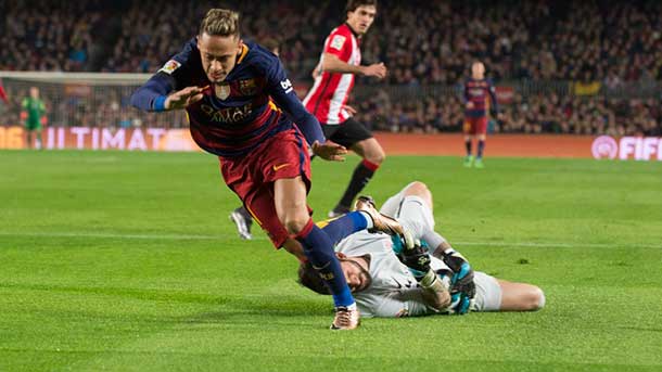The forward of the fc barcelona suffered patadas by part of the defender of the athletic mikel rich, laporte and balenziaga