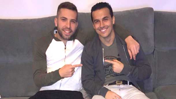 El jugador del chelsea volvió a barcelona y estuvo con su amigo jordi alba durante un buen rato de cachondeo