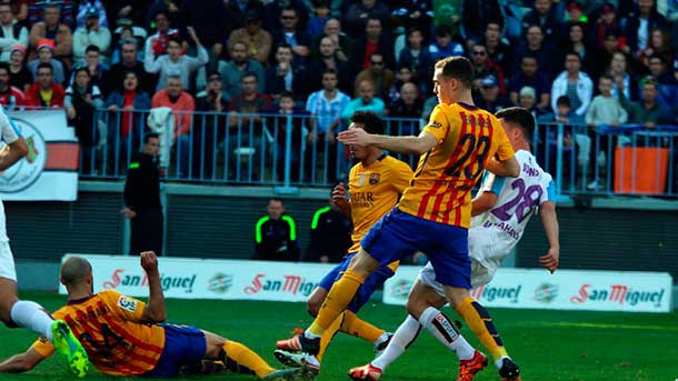 The Belgian head office played his worst party with the barça in front of the málaga and was substituted by a big mathieu