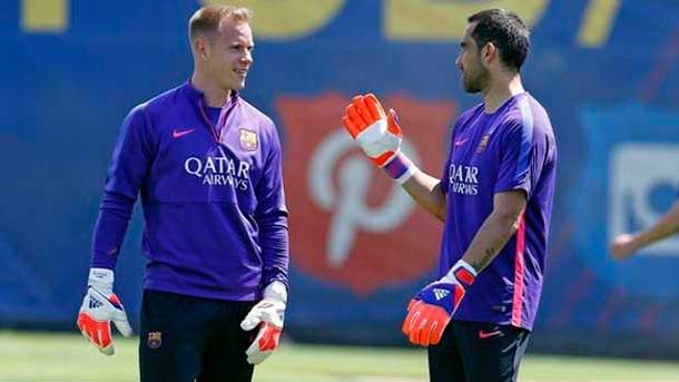 The guardameta Chilean claudio bravo congratulated to his mate ter stegen by his partidazo in front of the athletic of bilbao