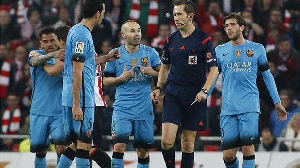 The referee taught an incomprehensible yellow card to andrés iniesta