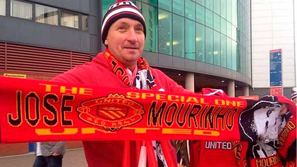 Fans of the manchester united bought scarves with the face of the Portuguese beside the shield of his team in the previous in front of the chelsea