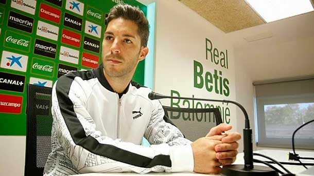 The player of the betis shared a press conference with boys in which they asked after him the fc barcelona