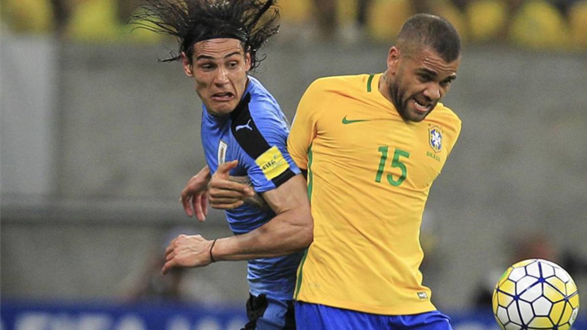 Daniel Alves en el Brasil-Uruguay que acabó en empate a dos
