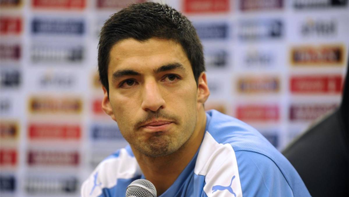 Luis Suárez, appearing in press conference