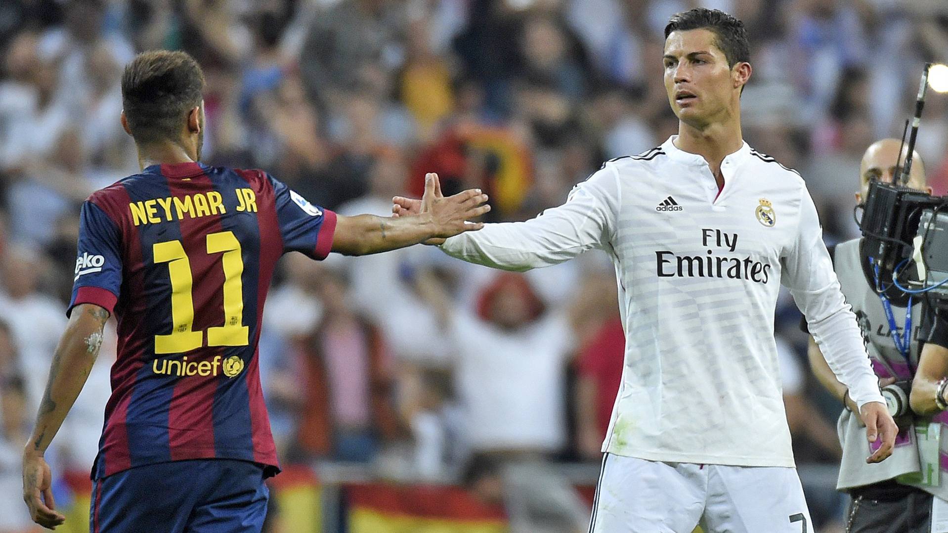 Neymar y Cristiano, saludándose en el último Clásico de 2014