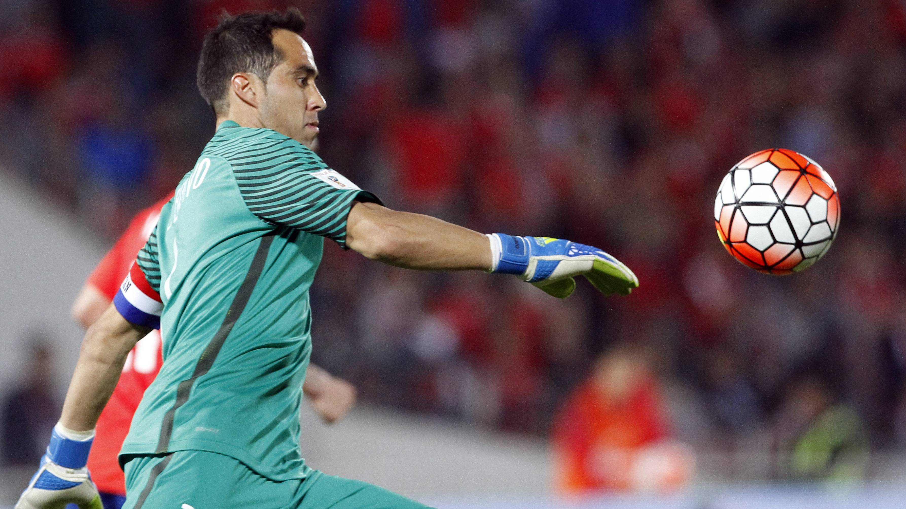 Claudio Bravo en un partido con la selección de Chile