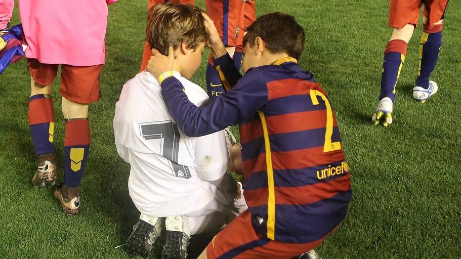 Players of the Alevin of the Barça comforting to the madridistas in the final of the MIC