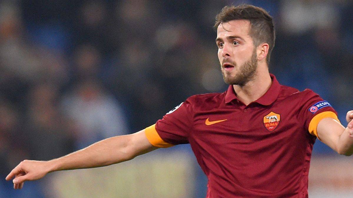 Miralem Pjanic Leaves the door in a photography of archive