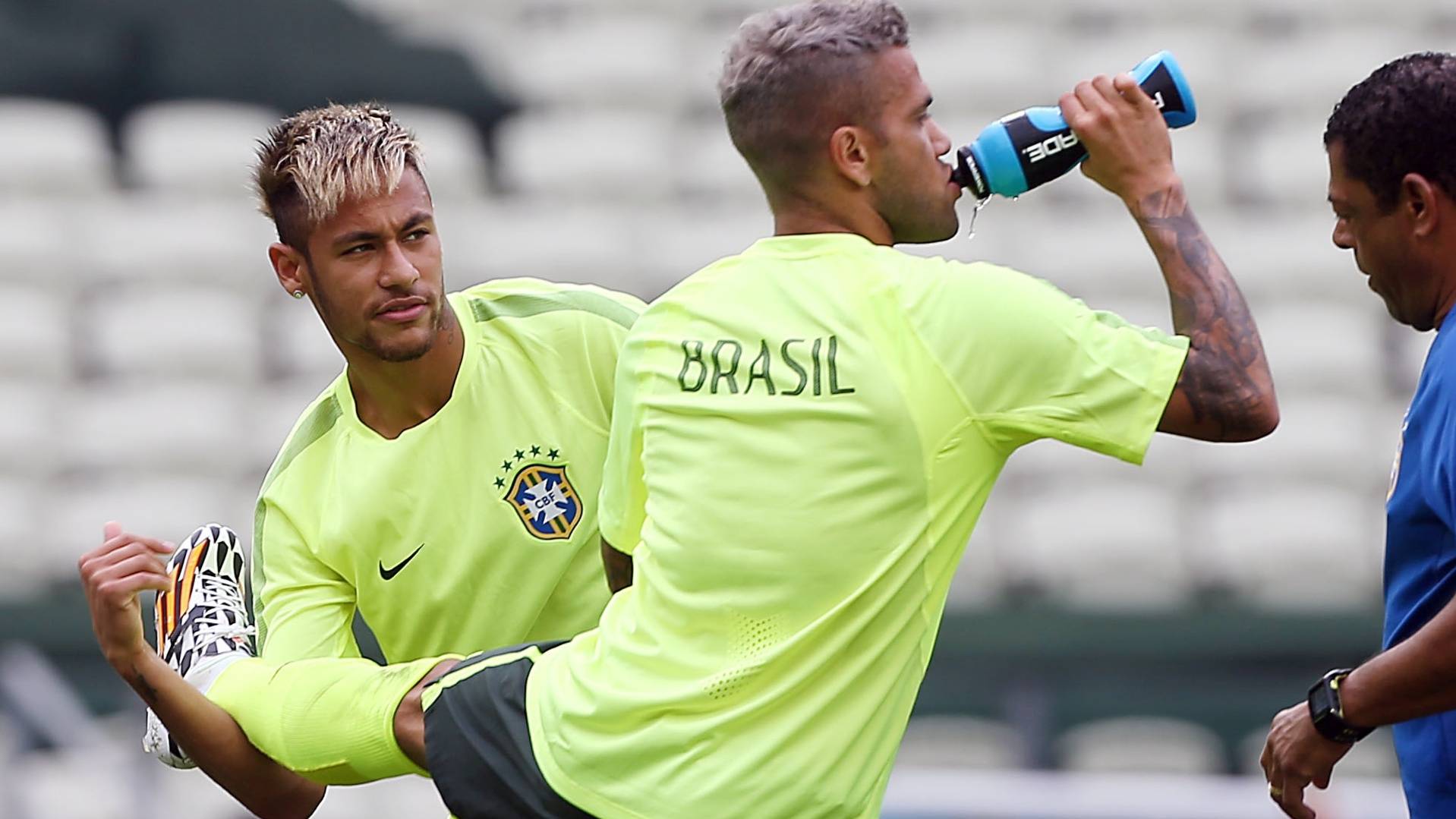 Daniel Alves and Neymar in a training with Brazil in 2016